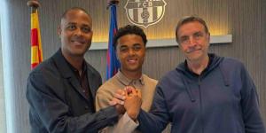 رسميا/ برشلونة يعلن تجديد عقد المهاجم الشاب شين كلويفرت حتى عام 2028