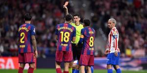 قناة ريال مدريد تهاجم التحكيم وتصف إلغاء طرد لاعب برشلونة بالفضيحة