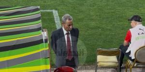 خلال فوضى الجماهير الجزائرية في ملعب "المسيرة الخضراء".. القنصل الجزائري يظهر بجانب مقاعد البدلاء ويُعطي توجيهات لأفراد اتحاد العاصمة!