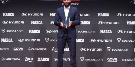 Benzema after receiving his first Pichichi Trophy: I always want more