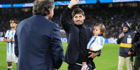 David Silva receives a guard of honour from Real Madrid AND Real Sociedad players... as the Man City and Spain legend is given a heroes welcome back at his former LaLiga club
