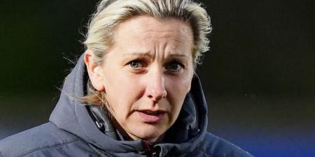 رئيسة الكرة النسائية بأستون فيلا تستقبل من منصبها بسبب أزمة العائلة