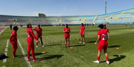 لاعبات توت يجرن الإحماء قبل مواجهة وادي دجلة في نهائي كأس مصر للسيدات