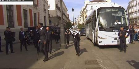 تشواميني يصل مجمع مدريد "بالعكازات" للاحتفال بالدوري الإسباني