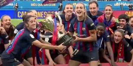 سيدات برشلونة يحتفلن بلقب الدوري الإسباني مع الجماهير