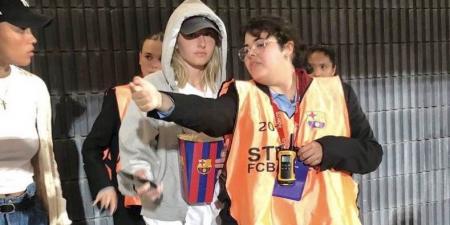 لاعبة آرسنال الإنجليزي تتخفي خلال تواجدها في احتفالات برشلونة بالدوري الإسباني