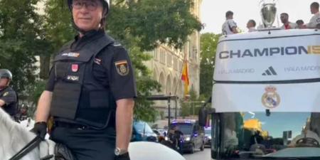 والد كارفاخال يحرس حافلة ريال مدريد في احتفالات بدوري الأبطال "فيديو"
