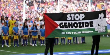 لاعبات الدوري الألماني يساندن فلسطين بلافتة أوقفوا الإبادة الجماعية
