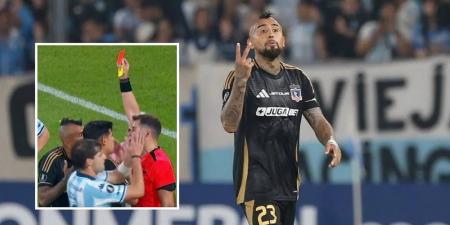 "أغرب طرد".. فيدال ينال البطاقة الحمراء بسبب رفع الرقم "2" لاستفزاز جماهير راسينغ الأرجنتيني!