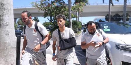 إمام عاشور يعود إلى فندق إقامة بعثة الاهلي بعد إجراء العملية الجراحية