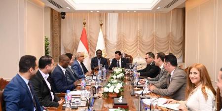وزير الرياضة يلتقي الأمين العام للاتحاد الافريقي لكرة القدم