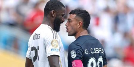 لاعب باتشوكا يدافع عن نفسه: "قلت لروديغير 'جبان حقير' وهذه ليست عنصرية!"