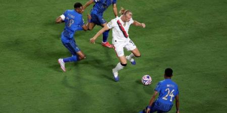 لمسة يد تثير الجدل في مواجهة الهلال ومانشستر سيتي