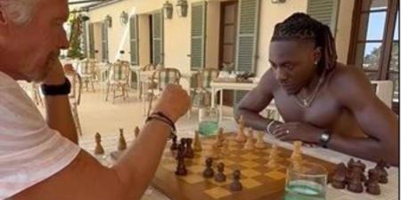 ملياردير بريطاني يلقي مشروبه على وجه إيزي لاعب كريستال بالاس "فيديو"