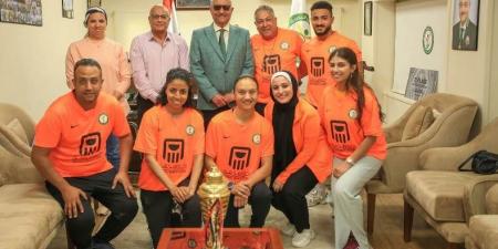 رئيس البنك الأهلي يجتمع بالجهاز الفني لفريق الكرة النسائية قبيل انطلاق الدوري