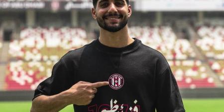 النني وإبراهيم عادل على دكة بدلاء الجزيرة في مباراة خورفاكان