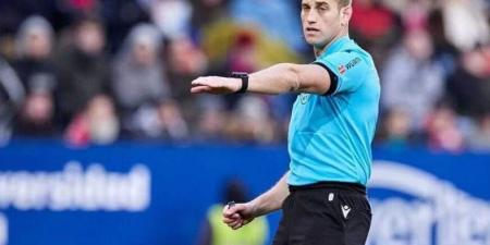 من هو روخاس حكم مباراة الأهلي وبيراميدز وماذا فعل بمباراة الفريقين السابقة؟