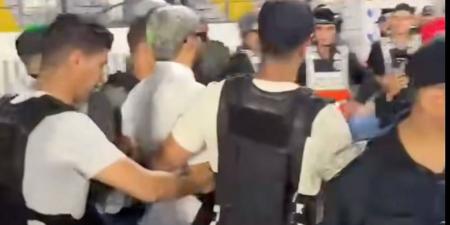 جماهير الرجاء تطرد أحد "صناع المحتوى" والأمن يخرجه من بساط الملعب