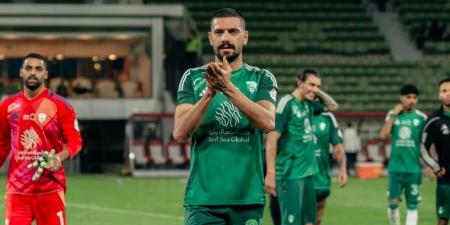 ديميرال يعود في الوقت المناسب لقيادة دفاع الأهلي أمام الهلال