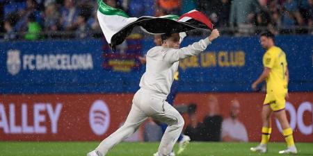 رابطة "الليغا" ترفع شكوى ضد مشجع اقتحم ملعب "يوهان كرويف" رافعا علم فلسطين في مباراة برشلونة وخيتافي