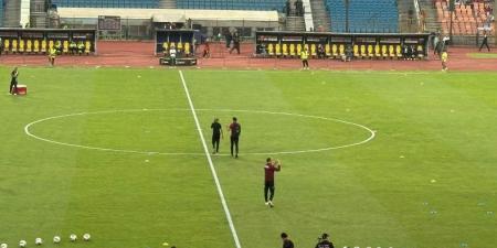 وصول طاقم تحكيم مباراة الأهلي والزمالك إلى ستاد القاهرة لقمة الدوري