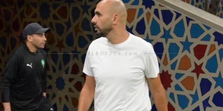 الركراكي: "اللاعب الّلي غَادي يْقِيسْ غِير الكُرة ومَايْعاوْنشْ فْمُربّع العمليات غَايْشُوْف المَاتشْ الجّاي منْ بنك الاحتياط"