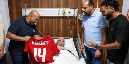 وليد صلاح والنحاس ونجوم الأهلي يزورون حسن شحاتة.. وهدية "قميص القلعة الحمراء"