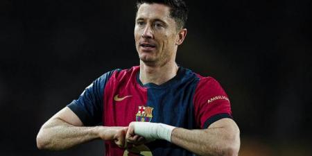 الضربات تتوالى على برشلونة.. مدة غياب ليفاندوفسكي بعد إصابته