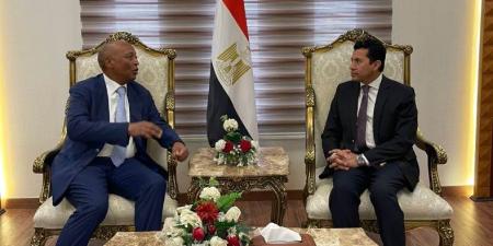 وزير الرياضة يلتقي  رئيس الاتحاد الأفريقي لكرة القدم