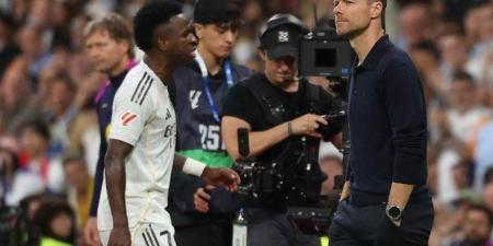 فينيسيوس جونيور يعتذر عن "انفجاره" في تشابي ألونسو بالكلاسيكو