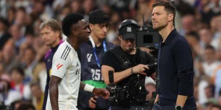 ريال مدريد يقرر عدم معاقبة فينيسيوس وألونسو صاحب القرار النهائي بعد تصرفه في "الكلاسيكو"