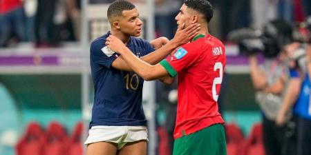 مبابي يدعم حكيمي بعد إصابته القوية أمام بايرن ميونخ: "سنكون هنا من أجلك"