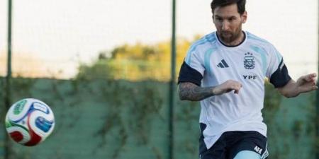 رغم الشكوك حول مونديال 2026.. ميسي في قلب معسكر الأرجنتين استعدادا لمباراة أنجولا