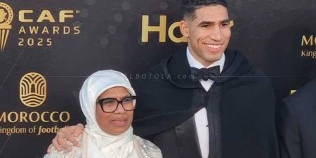 حكيمي يصل رفقة والدته لحفل جوائز "الكاف"