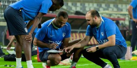 أحمد عبد الرؤوف يُلقي محاضرة أخيرة على لاعبي الزمالك قبل مواجهة زيسكو