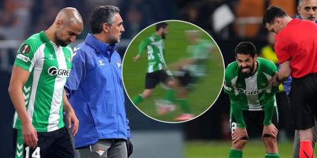 أمرابط وإيسكو يغادران الملعب بسبب الإصابة بعد اصطدام قوي بينهما في مباراة ريال بيتيس وأوتريخت