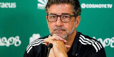 شوبير يكشف تفاصيل اتفاق اتحاد الكرة مع روي فيتوريا