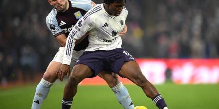 مانشستر يونايتد يسقط في فخ الخسارة أمام أستون فيلا في الدوري الإنجليزي