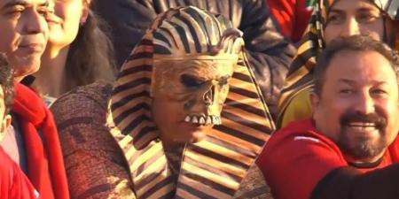 مشجع فرعوني يخطف الأنظار خلال فوز منتخب الفراعنة على جنوب إفريقيا بأمم إفريقيا