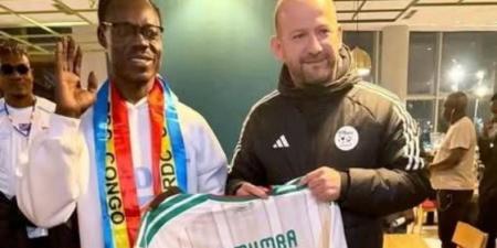بعد الاحتفال المثير للجدل.. الاتحاد الجزائري يهدي مشجع "الكونغو" قميص عمورة