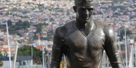 شخص يحرق تمثال كريستيانو رونالدو في ماديرا