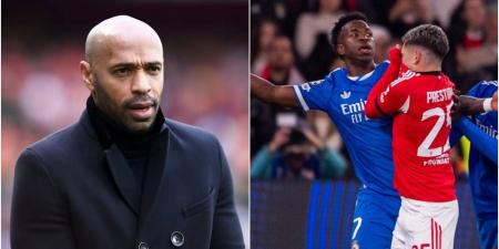 تيري هنري للاعب بنفيكا بريستياني: "أخبرنا بما قلت.. لماذا غطيت أنفك هل أنت مصاب بالزكام؟"