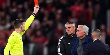 مورينيو: "الحكم كان يعلم أن تشواميني وهويسين وكاريراس لا يجب أن يحصلوا على البطاقة الصفراء وعندما قلت ذلك طردني!"