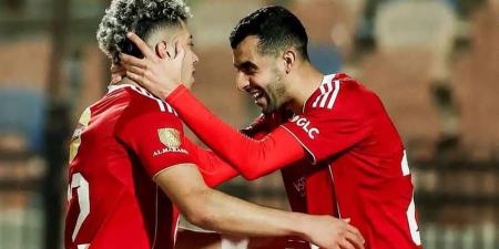 إمام عاشور يهدي بلعمري جائزة رجل مباراة الأهلي والجونة بعد تألقه