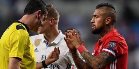 فيدال: "شعرت بأن ريال مدريد سرقني في مباراتين مع بايرن ميونخ بدوري الأبطال لهذا اختُرع 'الفار'!"