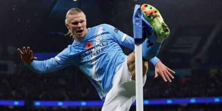 وكيلة هالاند تنفي وجود اتصالات مع نادي برشلونة وتؤكد بقاءه في مانشستر سيتي