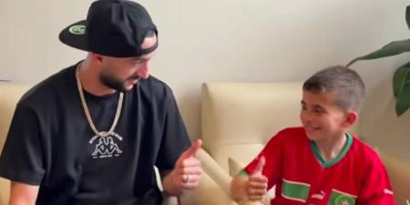 في لقطة إنسانية مؤثرة.. زياش يُحقق أمنية الطفل يونس عريكات