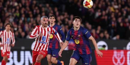 برشلونة يخوض الشوط الثاني بعشرة لاعبين بعد طرد كوبارسي وأتلتيكو مدريد يتقدم 0-1