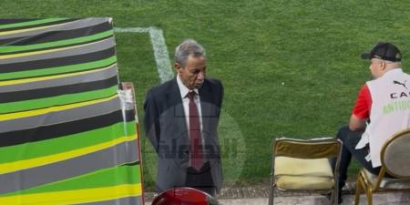 خلال فوضى الجماهير الجزائرية في ملعب "المسيرة الخضراء".. القنصل الجزائري يظهر بجانب مقاعد البدلاء ويُعطي توجيهات لأفراد اتحاد العاصمة!