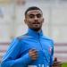 أحمد حسام يدعم زملائه في الزمالك خلال مباراة القمة